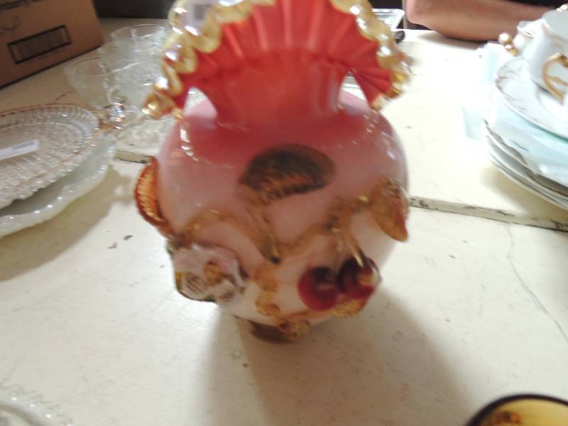 lot 330 image: Hand-blown pink decorated vase