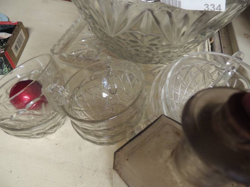 lot 334 image: Large Punch bowl with serving plate and 6 cups