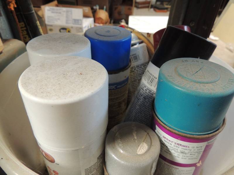 lot 723 image: 6 cans of spray paint