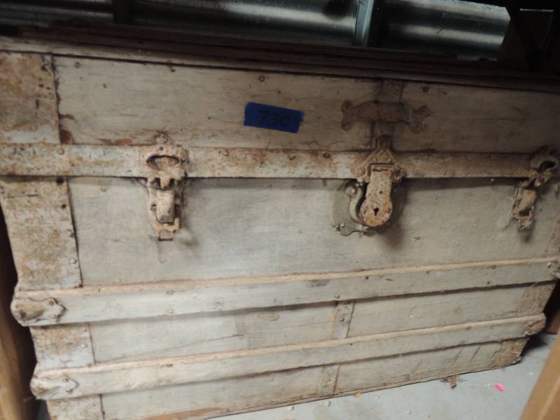 lot 730 image: Steamer  TRUNK with tray