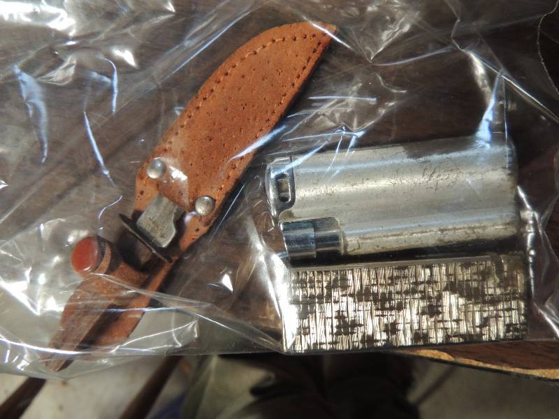lot 731 image: 2 zippo lighters, 2 knife with case