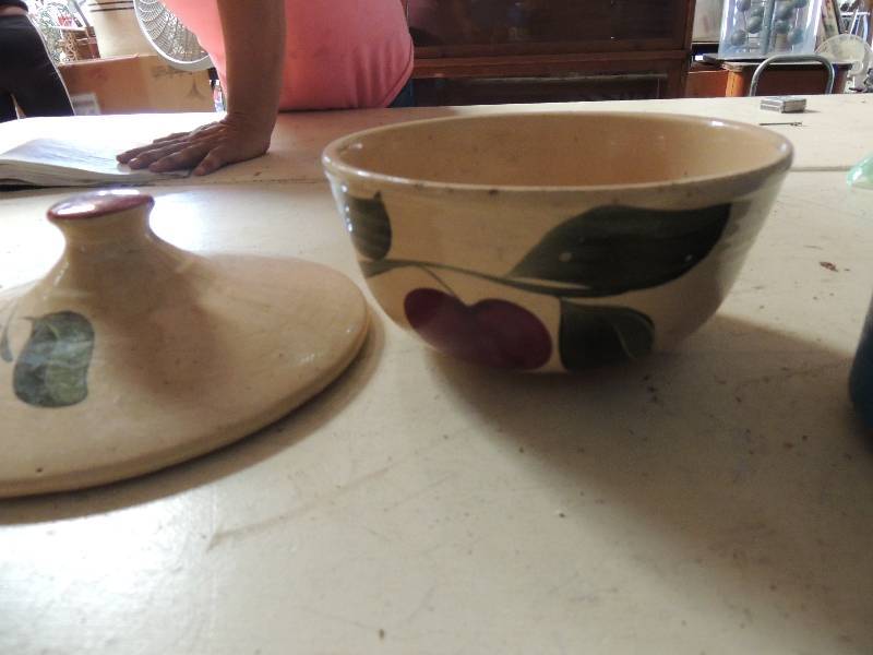 lot 784 image: McCall Apple Bowl no lid another apple lid