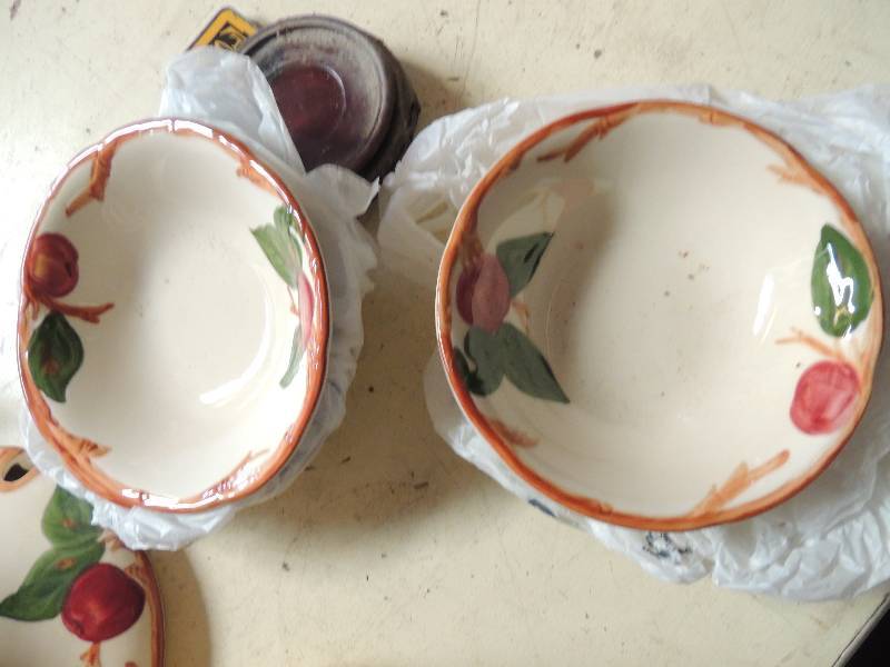 lot 785 image: Franciscan Apple dinner ware  6 bowls 11 saucers lid no bowl