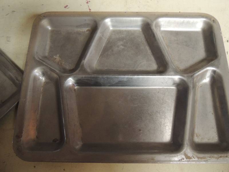 lot 790 image: 14 metal lunch trays