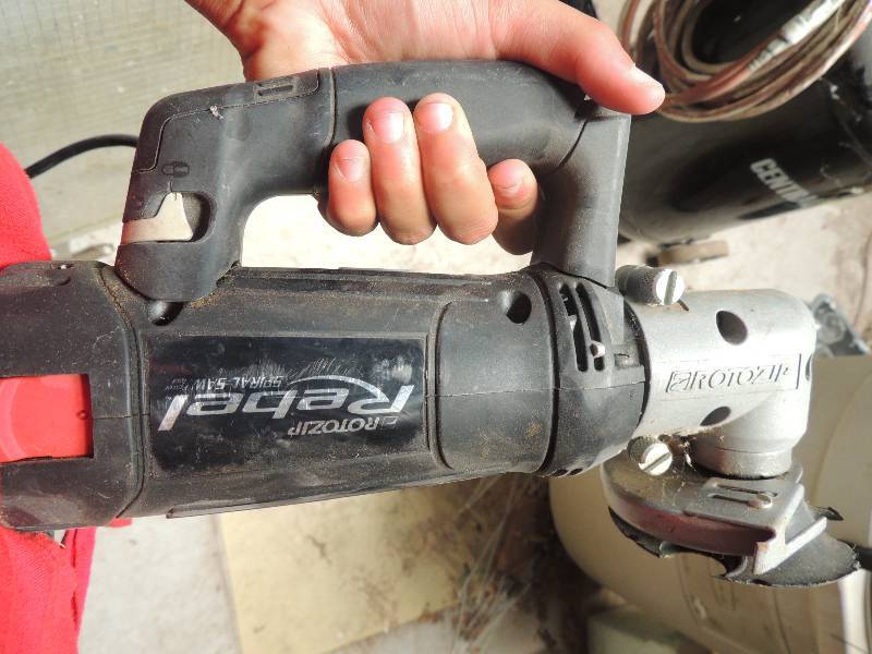 lot 7 image: ROTO zip cutter ( like new) spiral saw