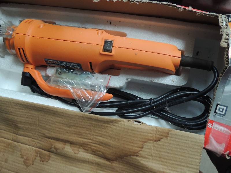 lot 13 image: Chicago electric cutter 3.5 amps. NEW