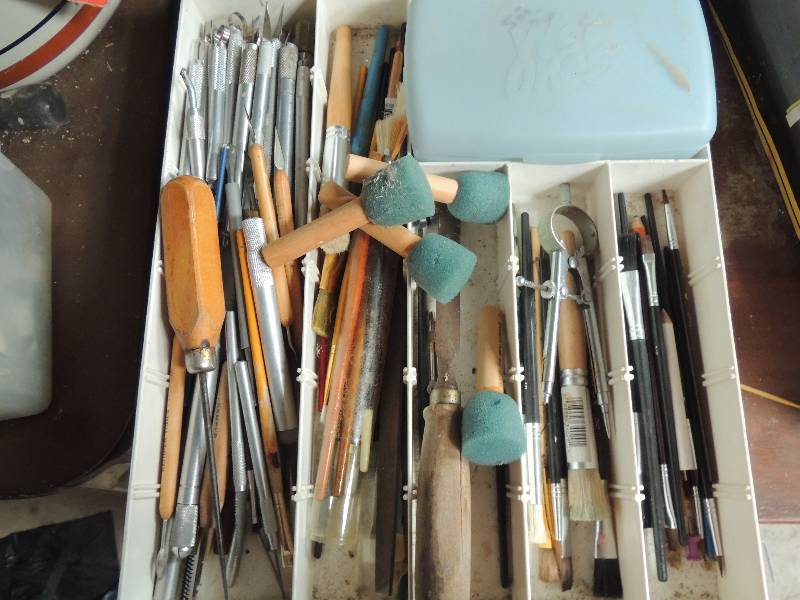 lot 15 image: Assorted paint brushes and chisels