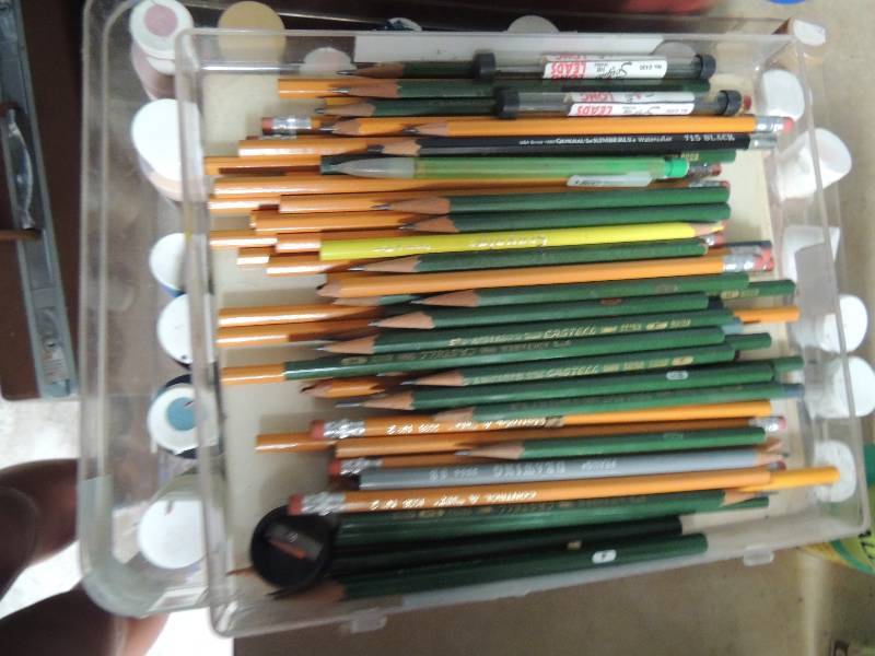 lot 29 image: Large lot of pencils