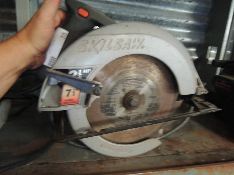 lot 35 image: 7 14 circular skill saw and 2 13 Black and decker skill saw