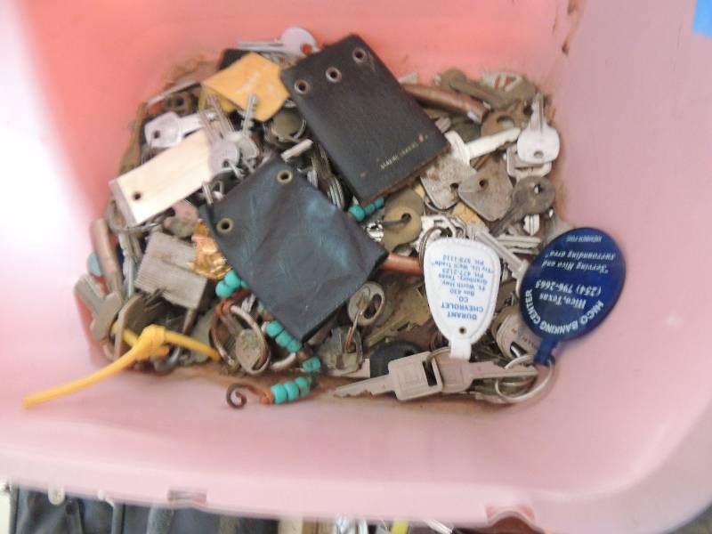 lot 369 image: Vintage keys, coin purse and cigarette pouch