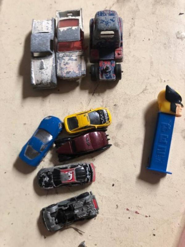 lot 797 image: matchbox cars or hot wheels  x 5, daikai toys- car , Pezz dispenser