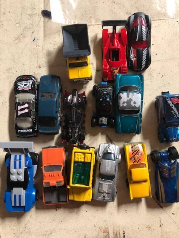 lot 798 image: hot wheel and or matchbox cars quantity 15