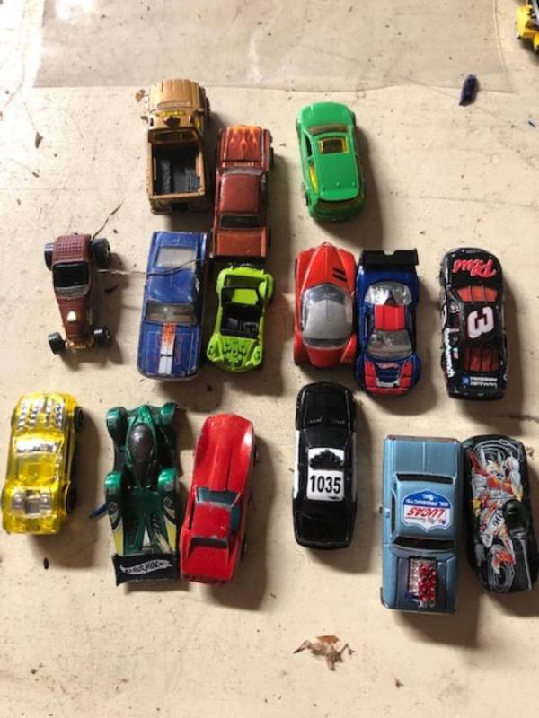 lot 799 image: hot wheel and or matchbox cars quantity 15