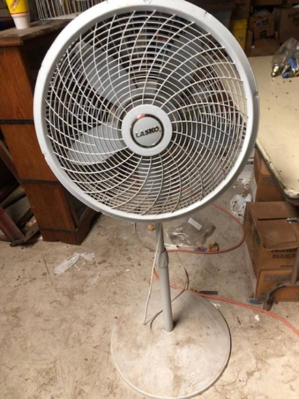 lot 805 image: FLOOR FAN
