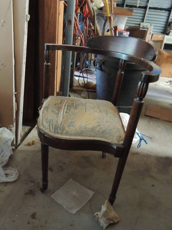 lot 647 image: Vintage corner chair