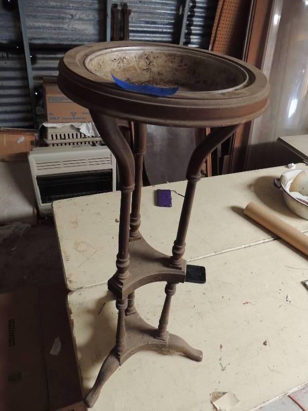 lot 661 image: Fern stand