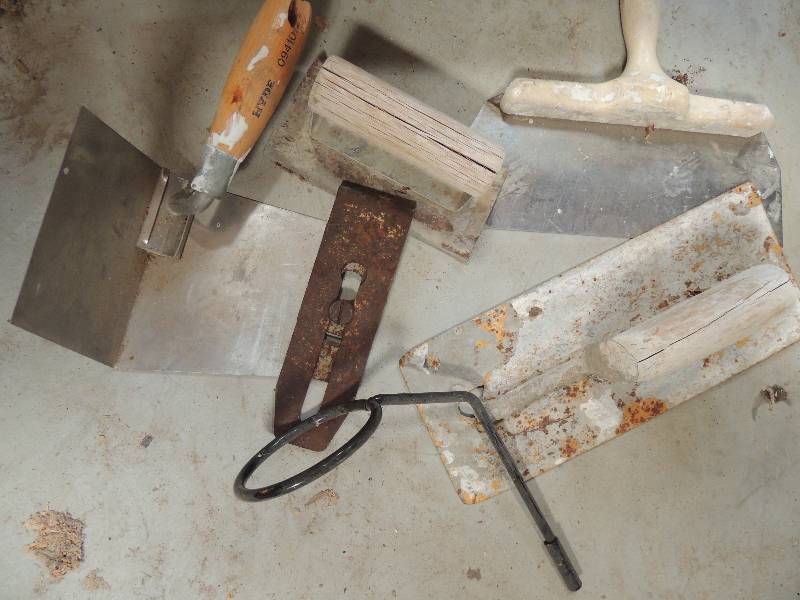 lot 725 image: Trowels and concrete tools