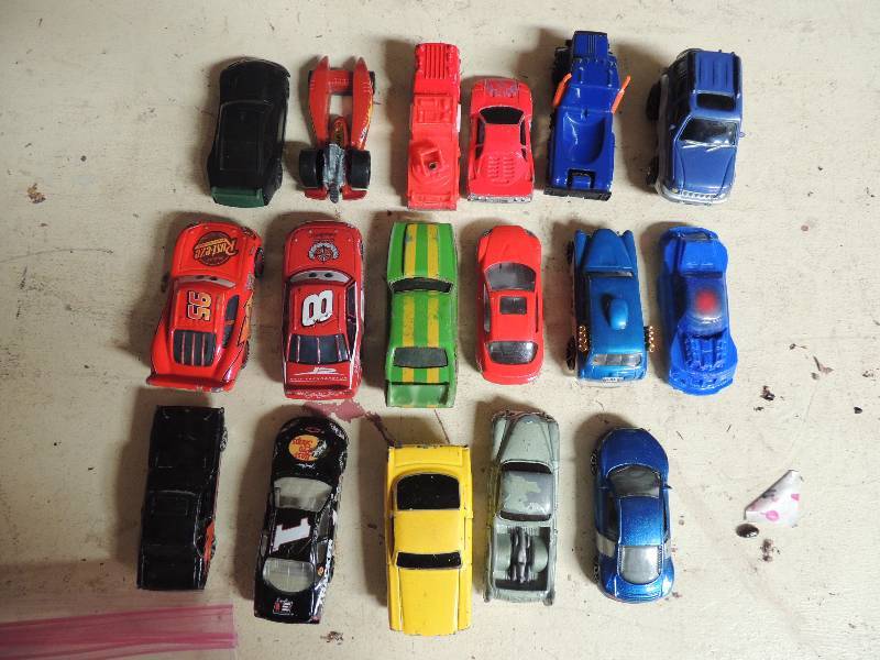 lot 801 image: Matchbox or hot wheels quantity 15