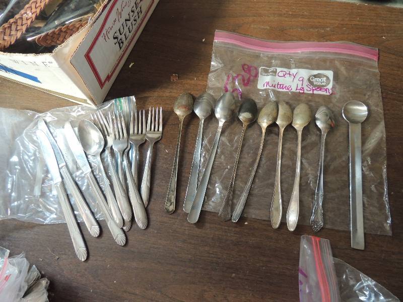 lot 528 image: Silverware- serving spoons x 1, forks x 5, knives x 3, teaspoons x 8
