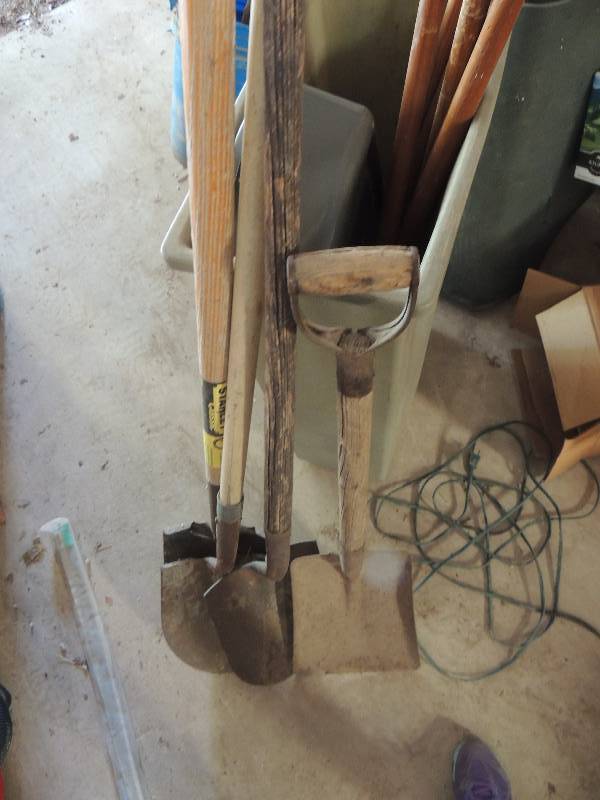lot 812 image: 4 SHOVELS - ROUND POINTED & FLAT