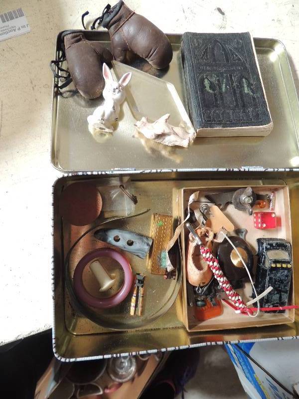 lot 173 image: Mini boxing gloves ,key chain dice in a decorative tin