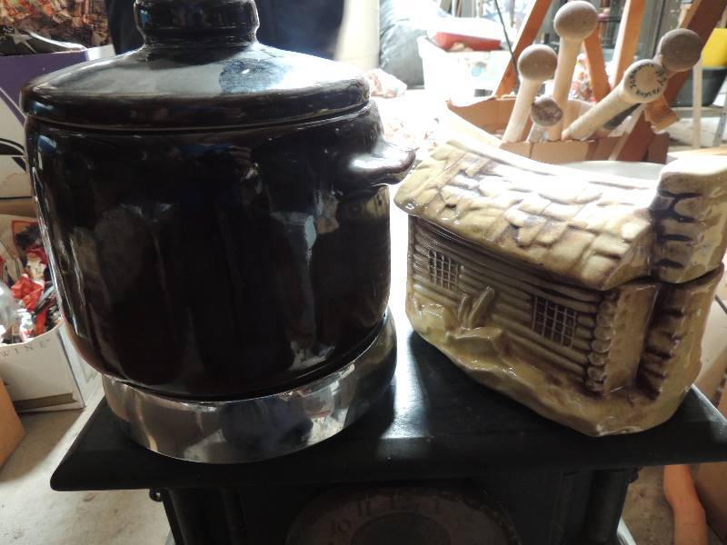 lot 209 image: WEST BEND BEAN POT ON A HEATRITE WARMER, & LOG CABIN COOKIE JAR