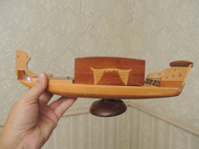lot 8 image: Boat Cigarette holder  - Musical Golden Japanese made vintage
