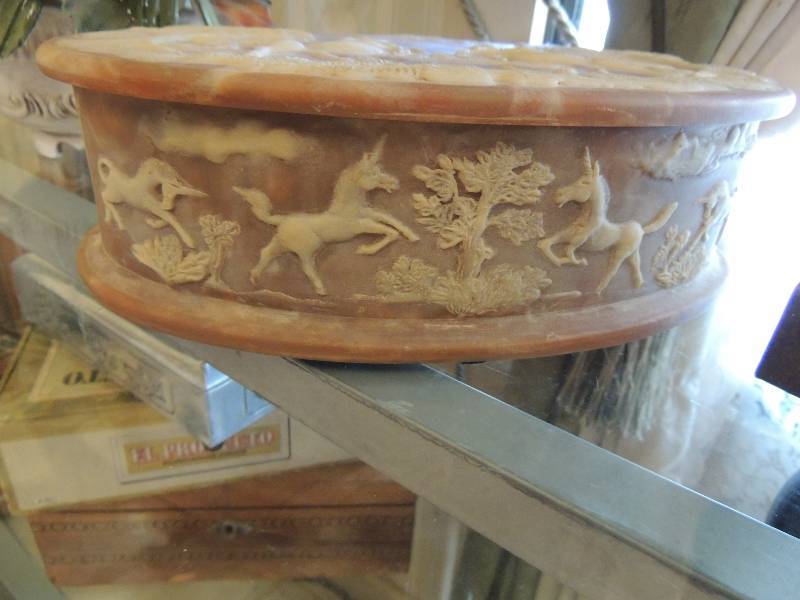 lot 14 image: Ne-milk horse oval box with horse and tree dcor