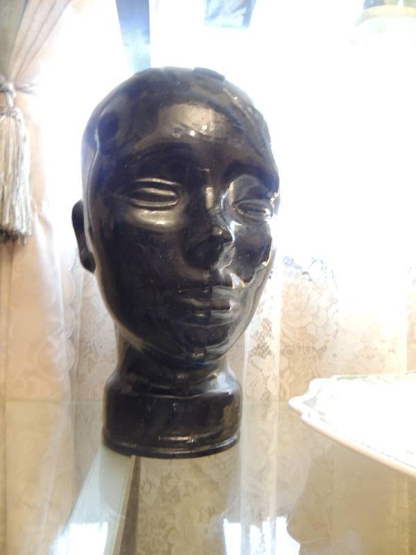 lot 18 image: Black statue Head for wigs