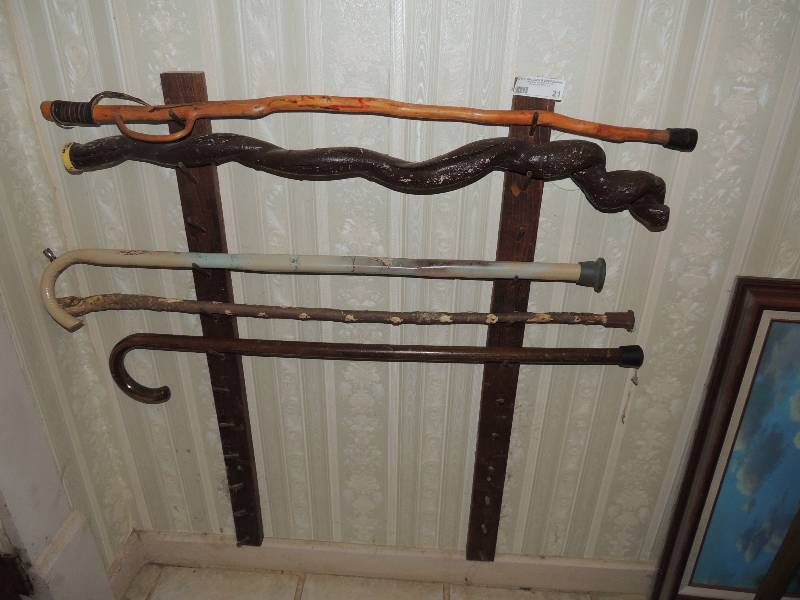 lot 21 image: 5 decorative canes -  3 ARE  hand carved