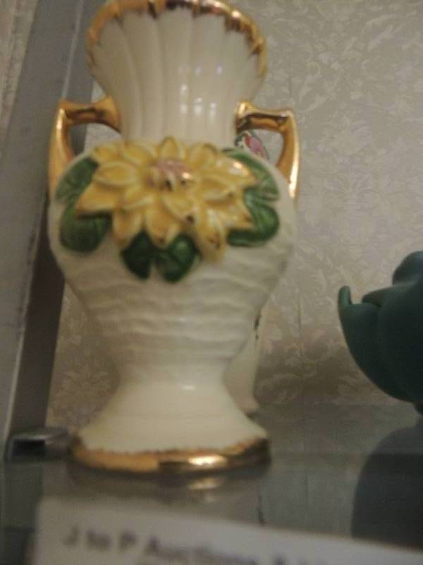 lot 28 image: Hull vase made in USA preth vase flowers made 1936