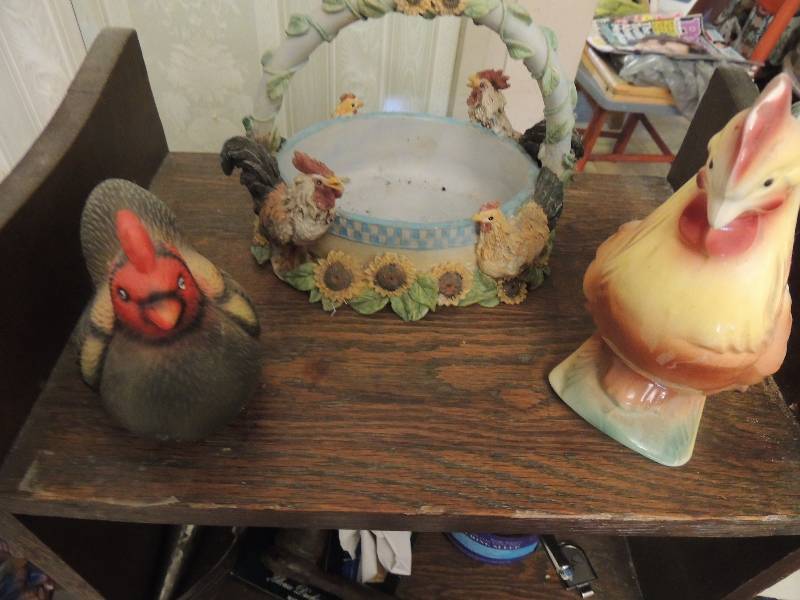 lot 29 image: Rooster basket and 2 glass rooster figurines