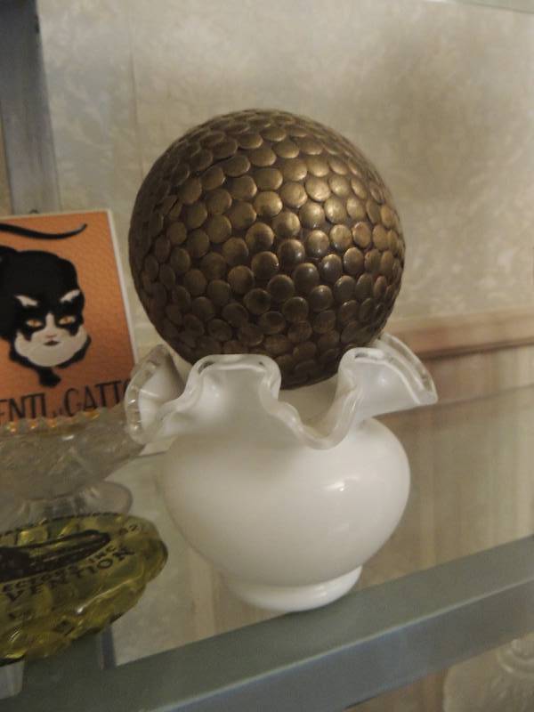 lot 35 image: Chokin art box, white glass vase, nation Cambridge 1982 ceramic cat wall plaque white glass bowl