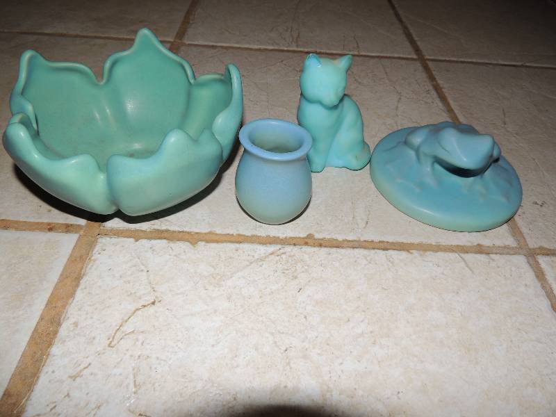 lot 39 image: 5 pieces of blue pottery cat statue frog and more