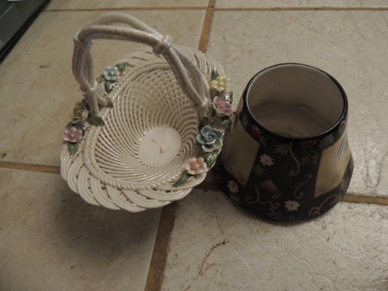 lot 43 image: Home Interiors Rooster glass lamp shade Glass basket with flowers