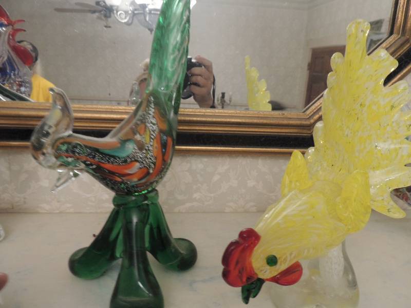 lot 59 image: 2 hand-blown roosters 13 red 9 12green
