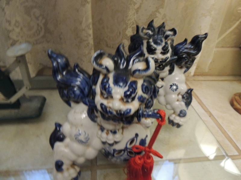 lot 68 image: Blue and white matching pair of foo dogs