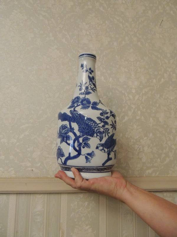 lot 69 image: Blue white vase made by Baum Brothers