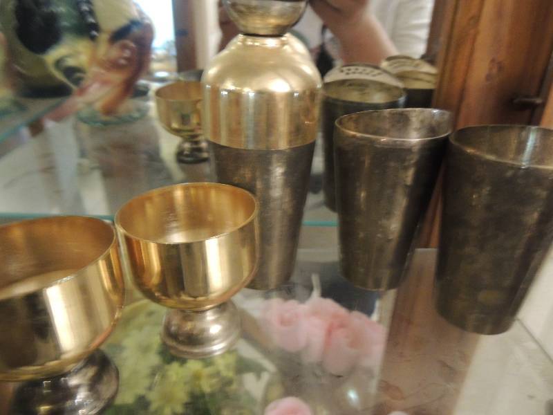 lot 76 image: Vintage bar set