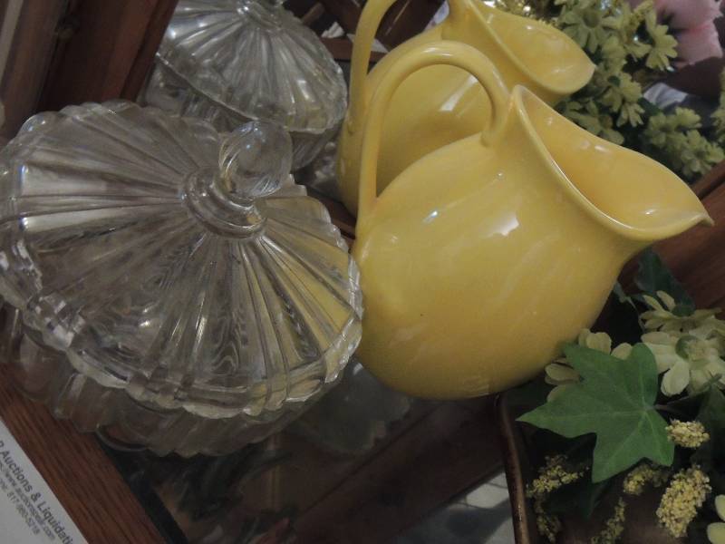 lot 77 image: Clear bowl with lid yellow vase Teleflora gift