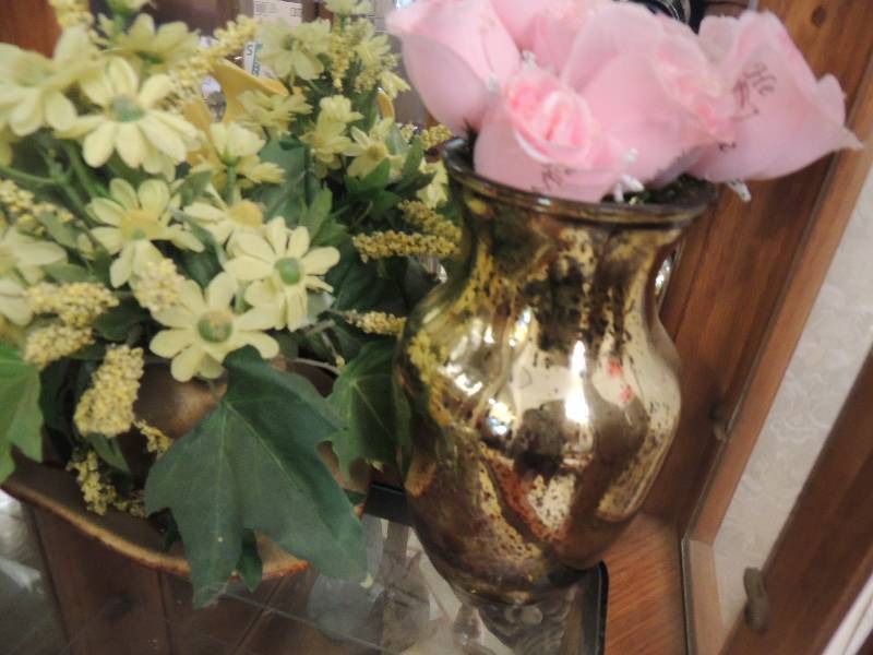 lot 78 image: 2 vases with flowers