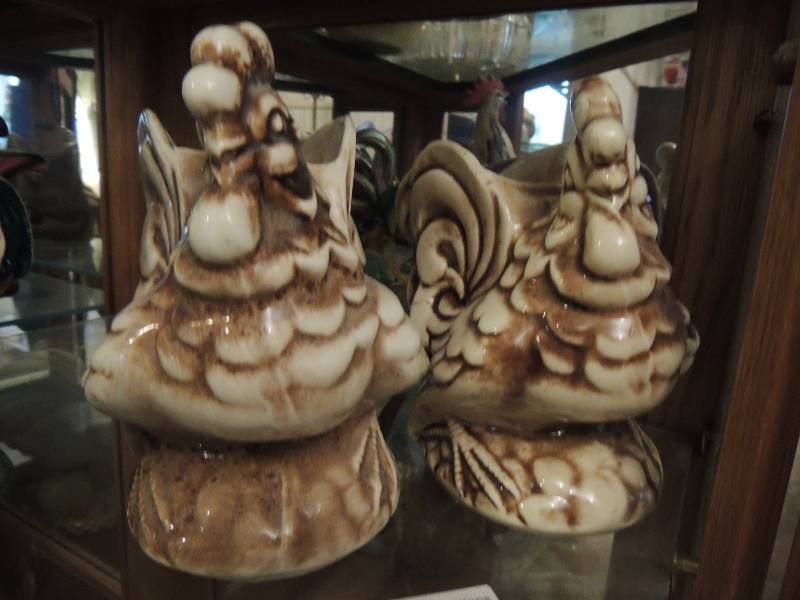 lot 82 image: set of Shawnee pottery roosters