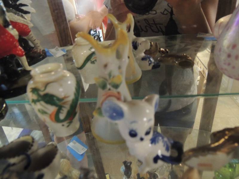 lot 91 image: 10 mini Hull figurines