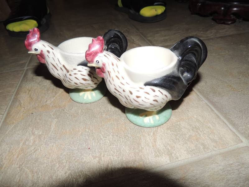 lot 96 image: 4 rooster utensil holders