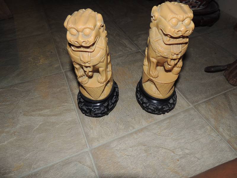 lot 97 image: 2 solid Chinese dogs