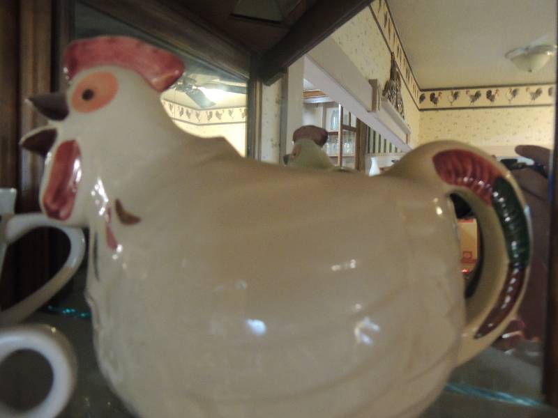 lot 104 image: Glass rooster and 5 rooster coffee mugs