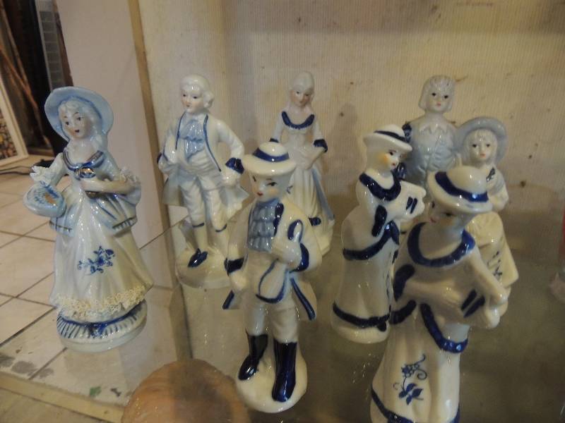 lot 127 image: DEFT BLUE FIGURINES  QTY 7
