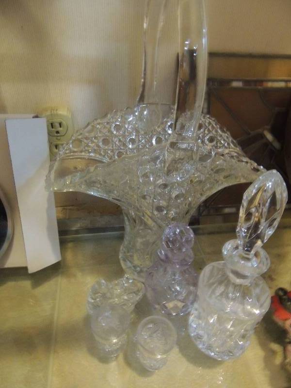 lot 135 image: Lot of crystal