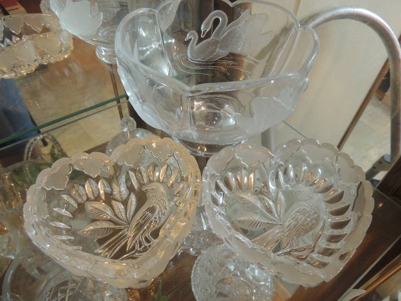 lot 145 image: 2 heart shaped crystal dishes with blue bird1 crystal swan