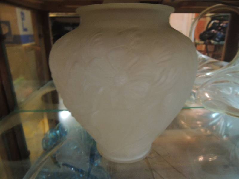 lot 149 image: Frosted glass vase 10 glass bouquet bowl